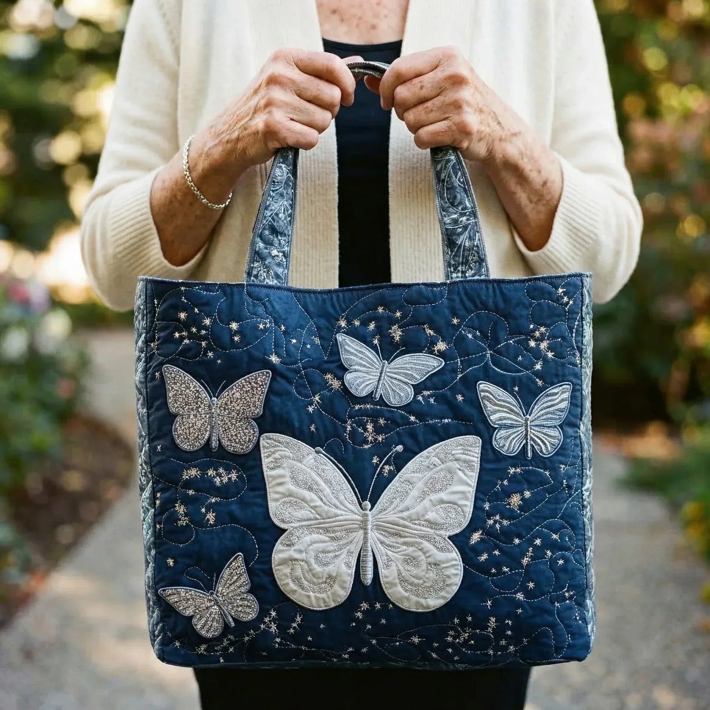 Plata | Bolso Tote Acolchado con Estampado de Mariposa Plateada